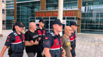 Yönetmen Ezel Akay ve kardeşi adliyede! Evinde kenevir yetiştiriyormuş