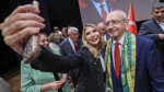 Figüran değil ama dikkat çekti… Kılıçdaroğlu’yla özçekim yapan kadın kumpas iddiaları ile gündemdeydi