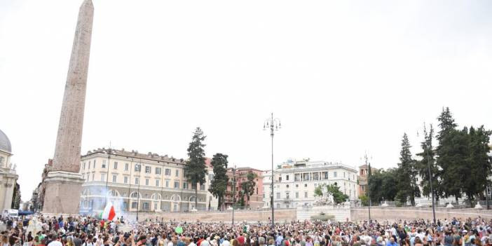 İtalya'da Covid-19 i&ccedil;in &ccedil;ıkarılacak 'Yeşil Ge&ccedil;iş' belgesi protesto edildi
