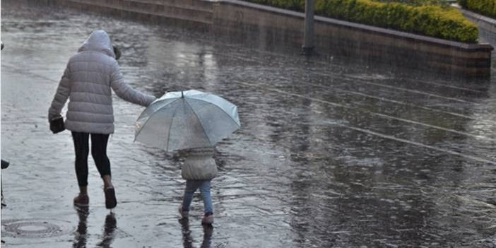 Van i&ccedil;in sel uyarısı! 5 il i&ccedil;in de meteorolojiden uyarı...