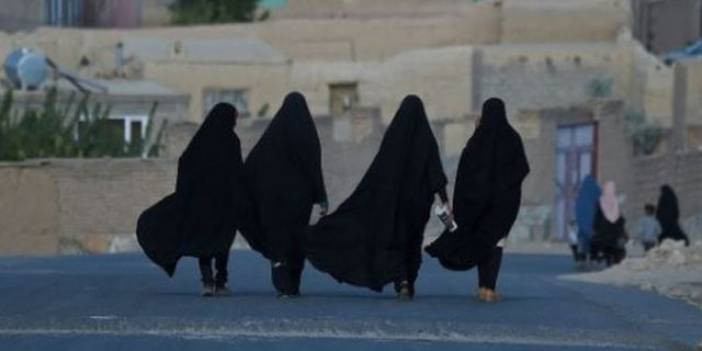 Taliban: G&uuml;&ccedil;lerimiz kadınlarla nasıl konuşulacağını bilmiyor, ge&ccedil;ici bir s&uuml;re evde kalın