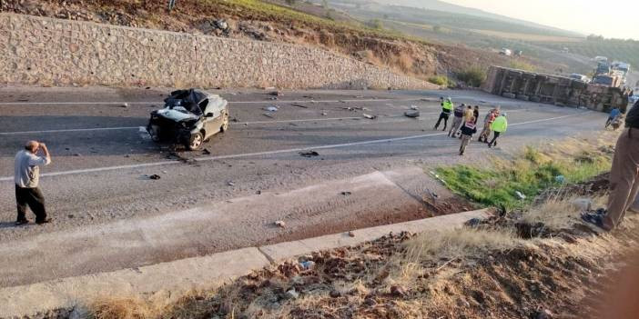 Otomobil ile TIR &ccedil;arpıştı: 4 &ouml;l&uuml;, 2 yaralı