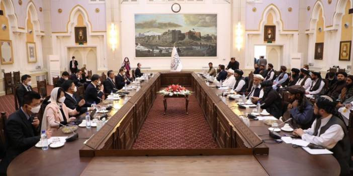 &Ccedil;in'den Afganistan'a &uuml;st d&uuml;zey temas: Dışişleri Bakanı Kabil'e gitti