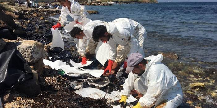 Fo&ccedil;a'da denize petrol sızmasıyla ilgili adli s&uuml;re&ccedil; de başladı