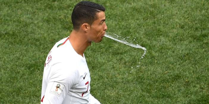 Futbolcular i&ccedil;tikleri suyu neden t&uuml;k&uuml;r&uuml;yor. Ronaldo işi &ccedil;&ouml;zm&uuml;ş
