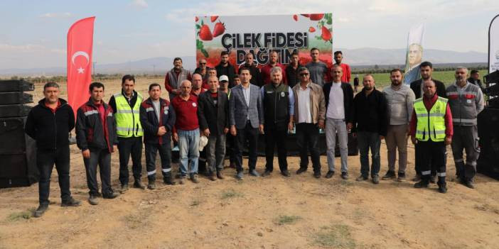 Depremzede &ccedil;ift&ccedil;ilere 500 bin &ccedil;ilek fidesi dağıtıldı