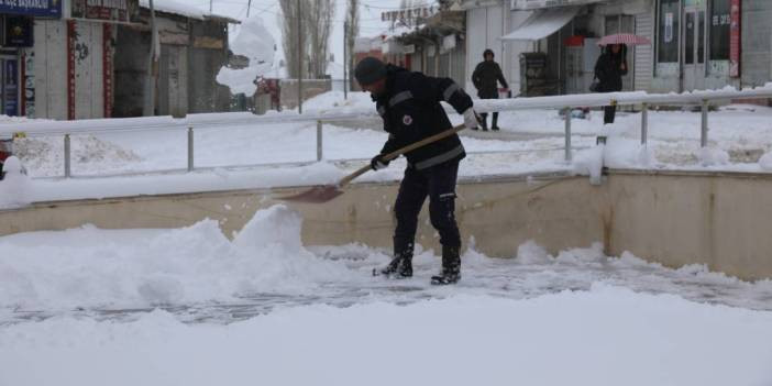 Kar yolları kesti! 60 yere ulaşım sağlanamıyor