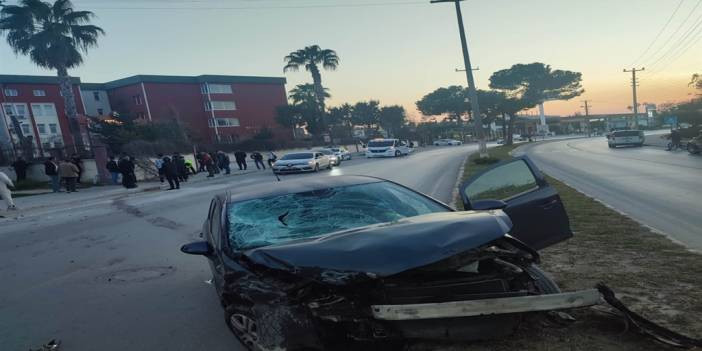 Yayalara çarpan otomobil refüje çıkarak durabildi: 3 yaralı