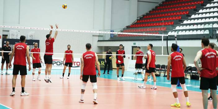 Alanya Belediyespor Erkek Voleybol Takımı Avrupa için Halkbank'ı eleme peşinde