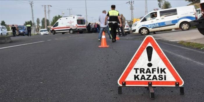 Gaziantep'te TIR'la otomobil çarpıştı: Baba ve oğlu hayatını kaybetti