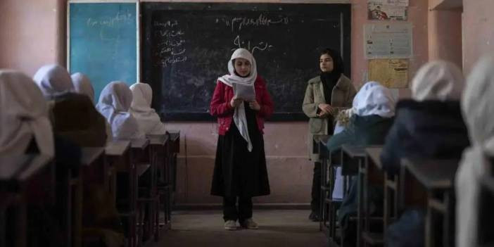 Taliban &ldquo;sapkın&rdquo; ilan etti, sans&uuml;r komiteleri kurdu! Y&uuml;zlerce kitap raftan indirildi