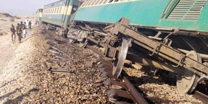 Yolcu treni raydan &ccedil;ıktı: 1 &ouml;l&uuml;, 33 yaralı