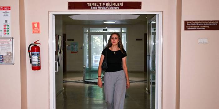Hayatını kurtaran doktorların yanına yıllar sonra beyaz &ouml;nl&uuml;k giymek i&ccedil;in d&ouml;nd&uuml;!