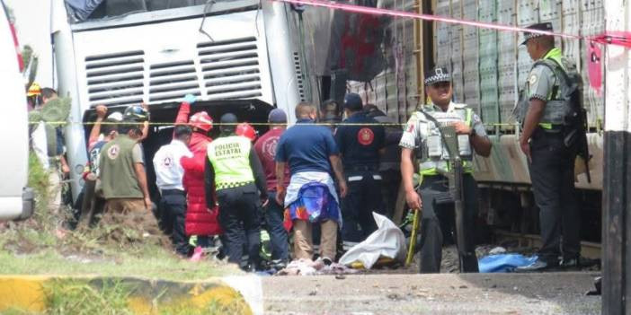 Meksika'da feci kaza: Tren 2 katlı otob&uuml;s&uuml; ikiye ayırdı