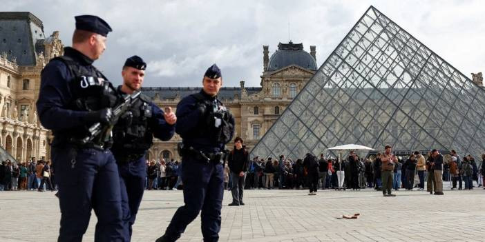 Louvre M&uuml;zesi soygununda sır perdesi aralanıyor! Şok detaylar ortaya &ccedil;ıktı