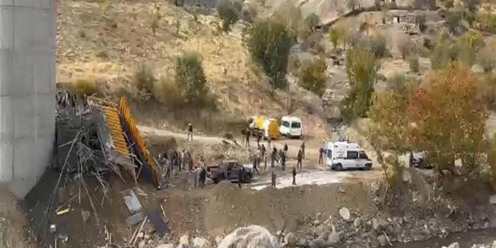 Viyad&uuml;k inşaatında iskele &ccedil;&ouml;kt&uuml;: 4 iş&ccedil;i &ouml;ld&uuml;