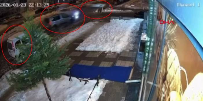 Buzlanma nedeniyle zincirleme kaza: 4 araç birbirine girdi! Bir kişi aracın içinden yola fırladı