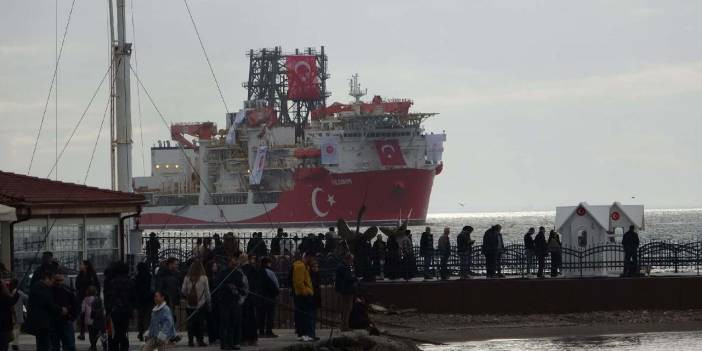 Dev sondaj gemisi Çanakkale Boğazı’ndan geçti: Helikopter pisti de var