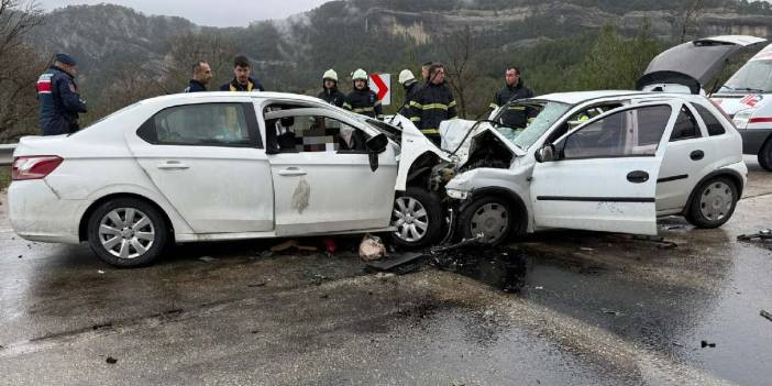 Son dakika | Antalya’dan bir kara haber daha: Kafa kafaya çarpışan araçta 7 ölü 5 yaralı