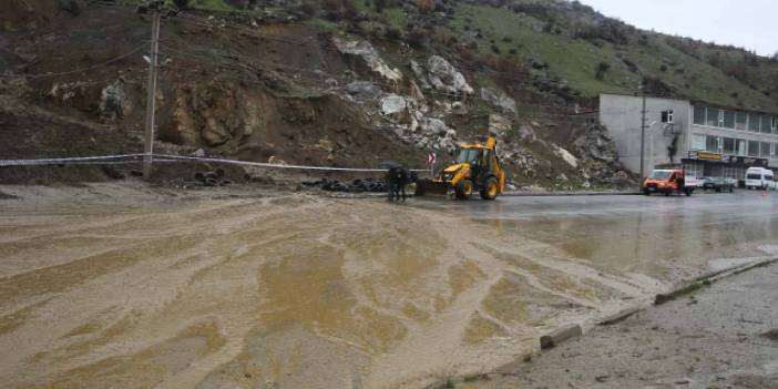 10 şehir sağanağa teslim oldu! Cadde ve sokaklar göle döndü yol çöktü