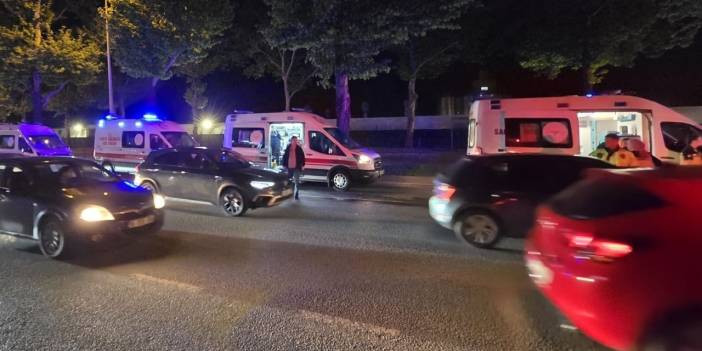 Kırmızı ışıkta bekleyen otomobile çarptı: 3 kişi hastanelik oldu