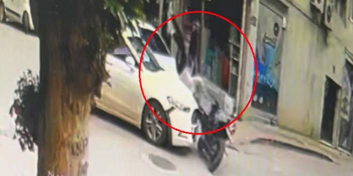 Otomobil ile motosiklet kafa kafaya çarpıştı: Kaza anı kamerada
