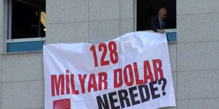 CHP'li Tanal, '128 milyar dolar nerede?' afişini Meclis'e astı